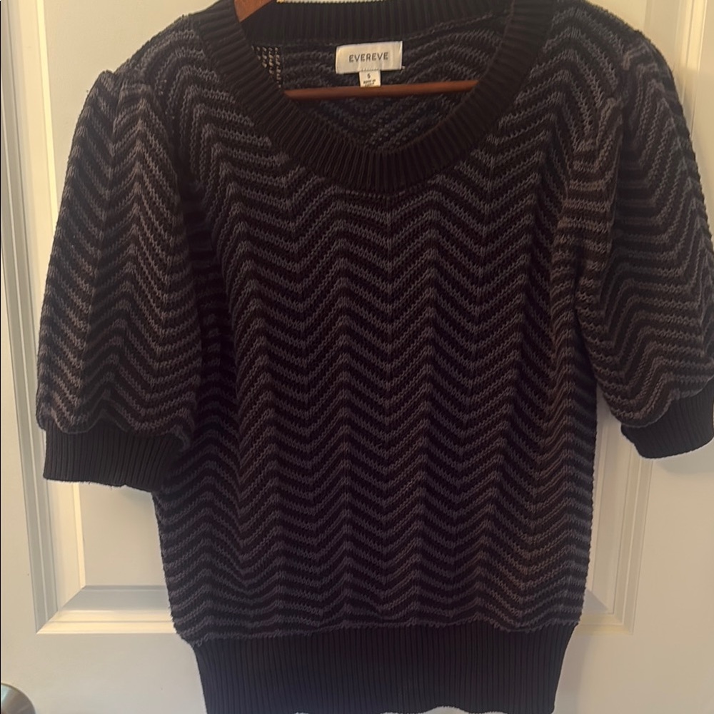 Evereve Chevron Knit Short Sleeve Sweater in Black & Gray